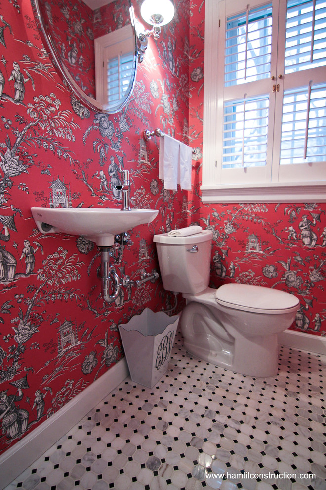 Ejemplo de aseo tradicional pequeño con lavabo suspendido, sanitario de dos piezas, paredes rojas y armarios abiertos