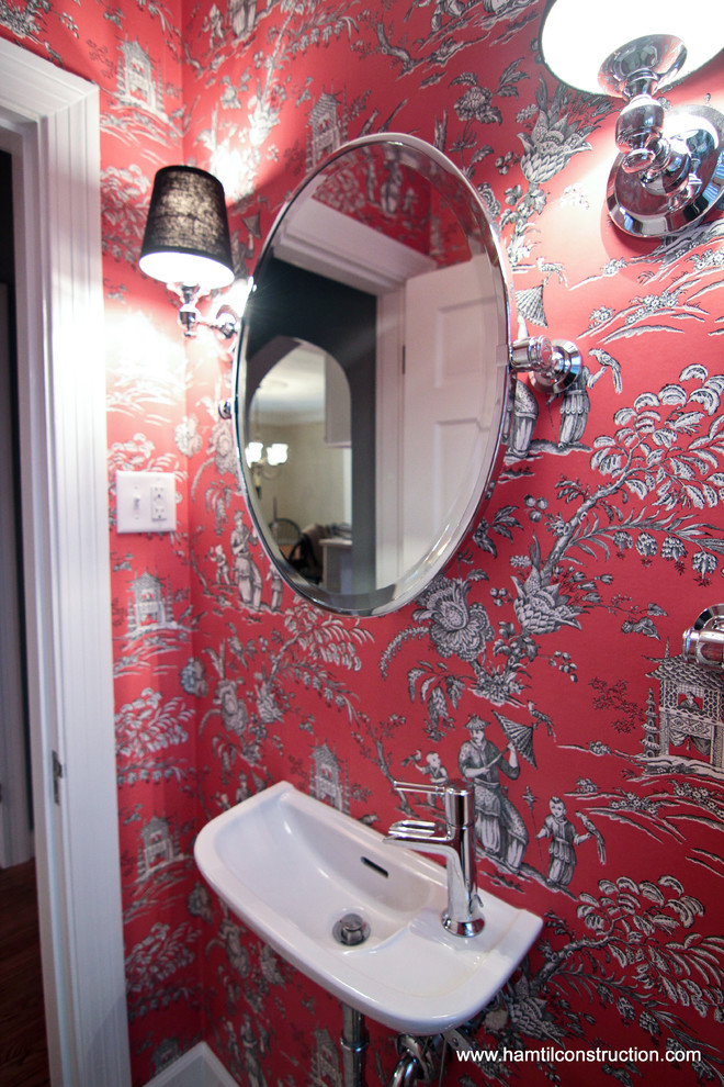 Inspiration för ett litet eklektiskt toalett, med ett väggmonterat handfat, öppna hyllor och röda väggar