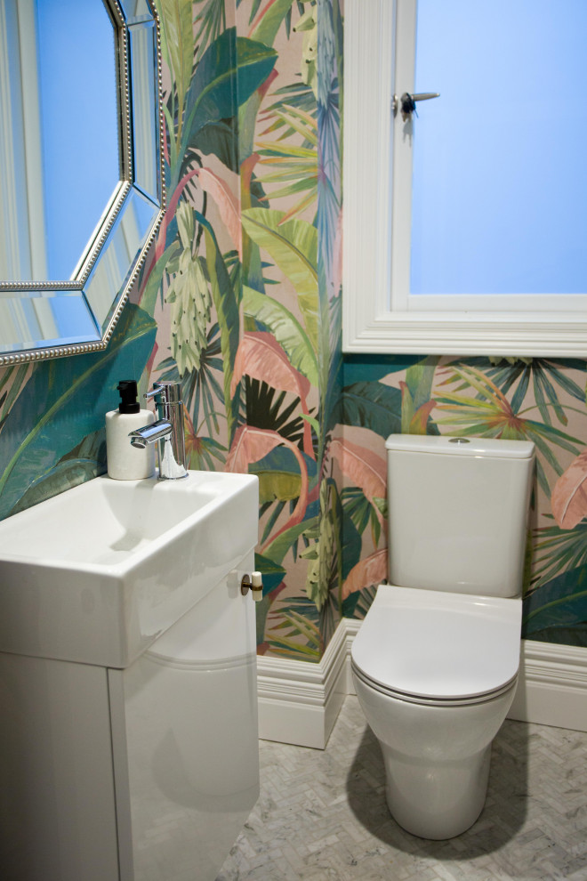 Idee per un piccolo bagno di servizio classico con ante bianche, piastrelle multicolore, pareti multicolore, mobile bagno sospeso e carta da parati