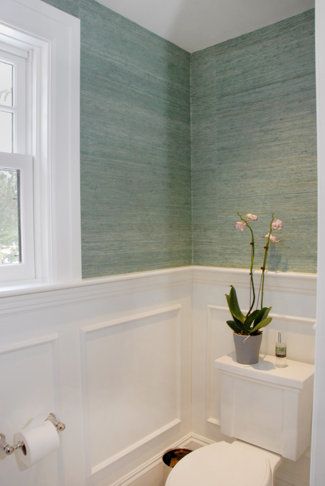 Idée de décoration pour un petit WC et toilettes tradition avec un lavabo encastré, un mur vert et un sol en marbre.