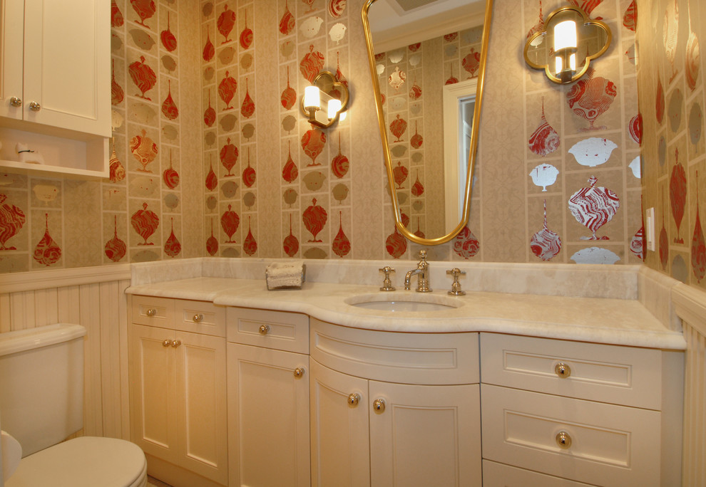 Aménagement d'un petit WC et toilettes classique avec un plan de toilette en marbre et un mur multicolore.