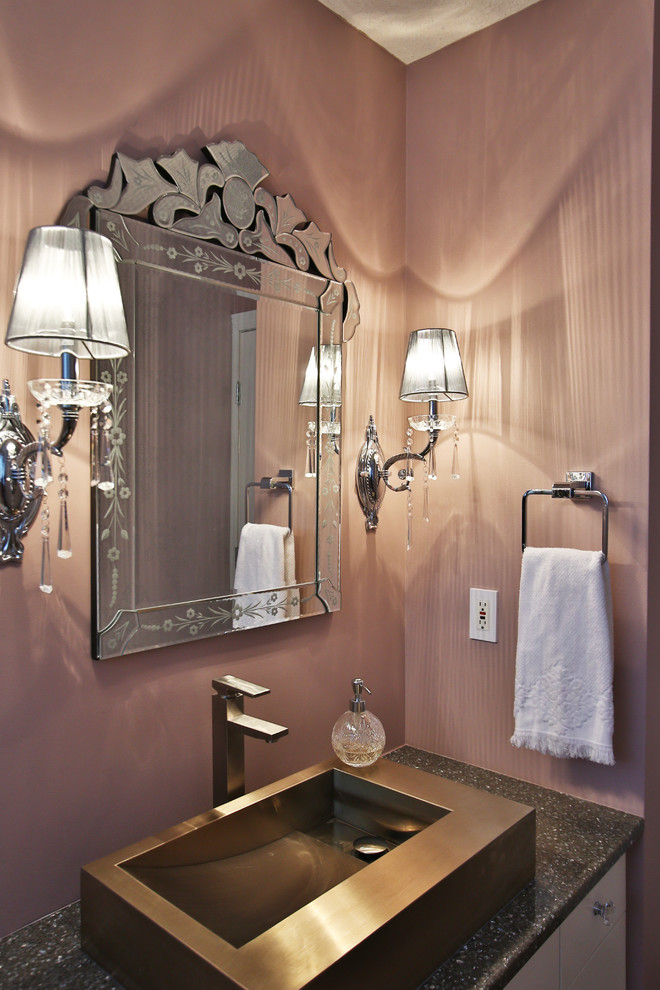 Exempel på ett mellanstort shabby chic-inspirerat badrum, med släta luckor, vita skåp, mörkt trägolv och brunt golv