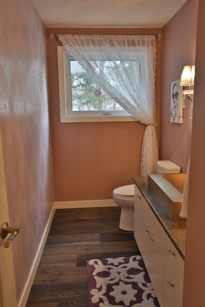 Imagen de cuarto de baño romántico de tamaño medio con armarios con paneles lisos, puertas de armario blancas, suelo de madera oscura y suelo marrón