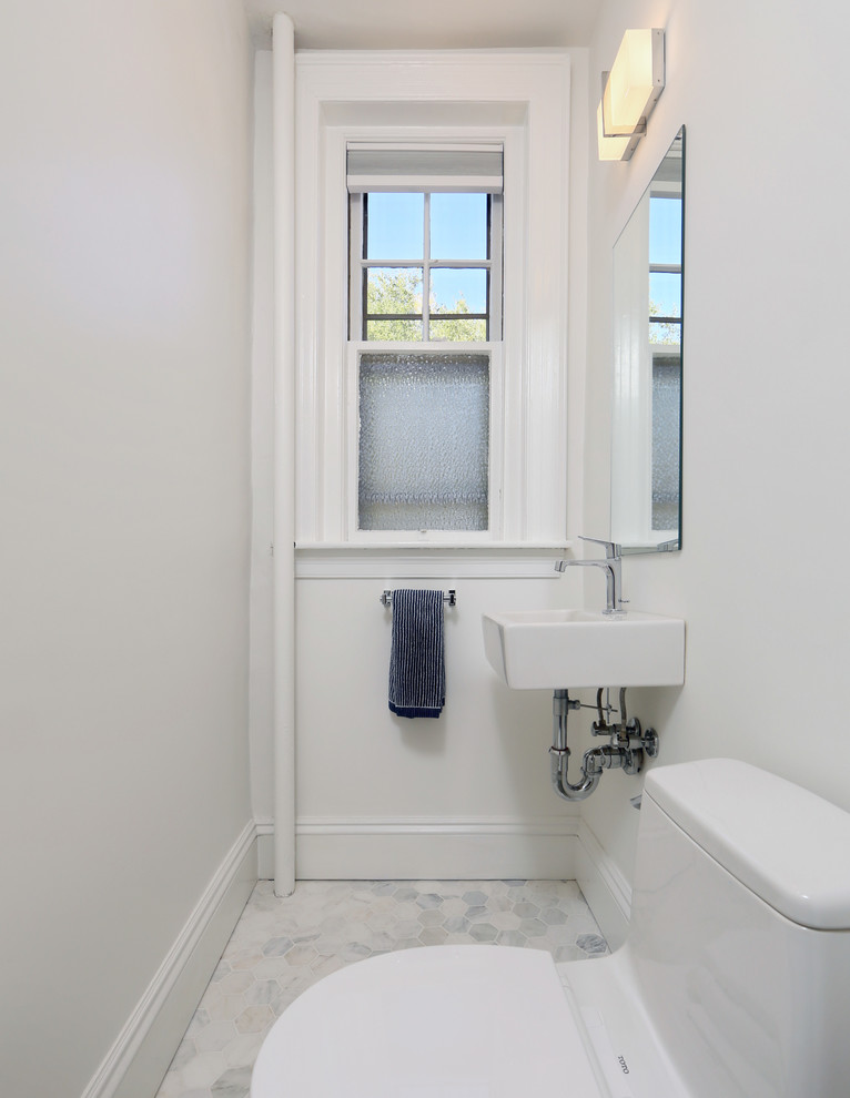 На фото: маленький туалет в современном стиле с унитазом-моноблоком, белыми стенами, мраморным полом, подвесной раковиной и белым полом для на участке и в саду с