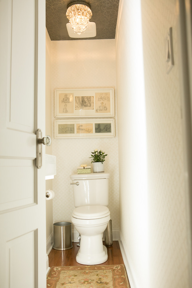 Inspiration pour un petit WC et toilettes traditionnel avec WC séparés, un mur blanc, un sol en bois brun et un lavabo suspendu.