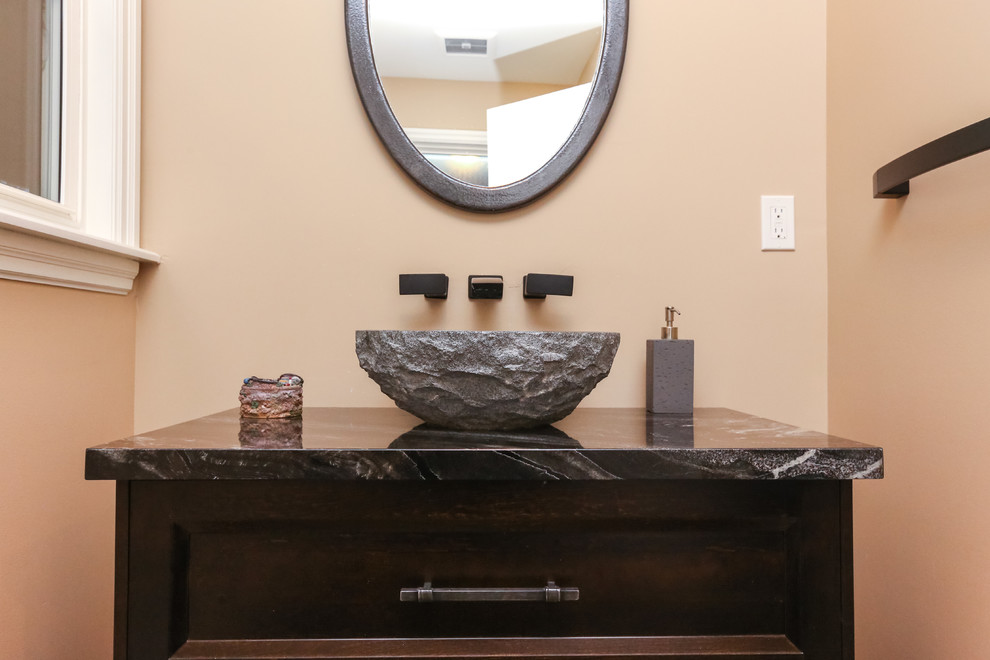 Exempel på ett litet klassiskt toalett, med luckor med infälld panel, bruna skåp, en toalettstol med hel cisternkåpa, beige väggar, mellanmörkt trägolv, ett fristående handfat, granitbänkskiva och brunt golv