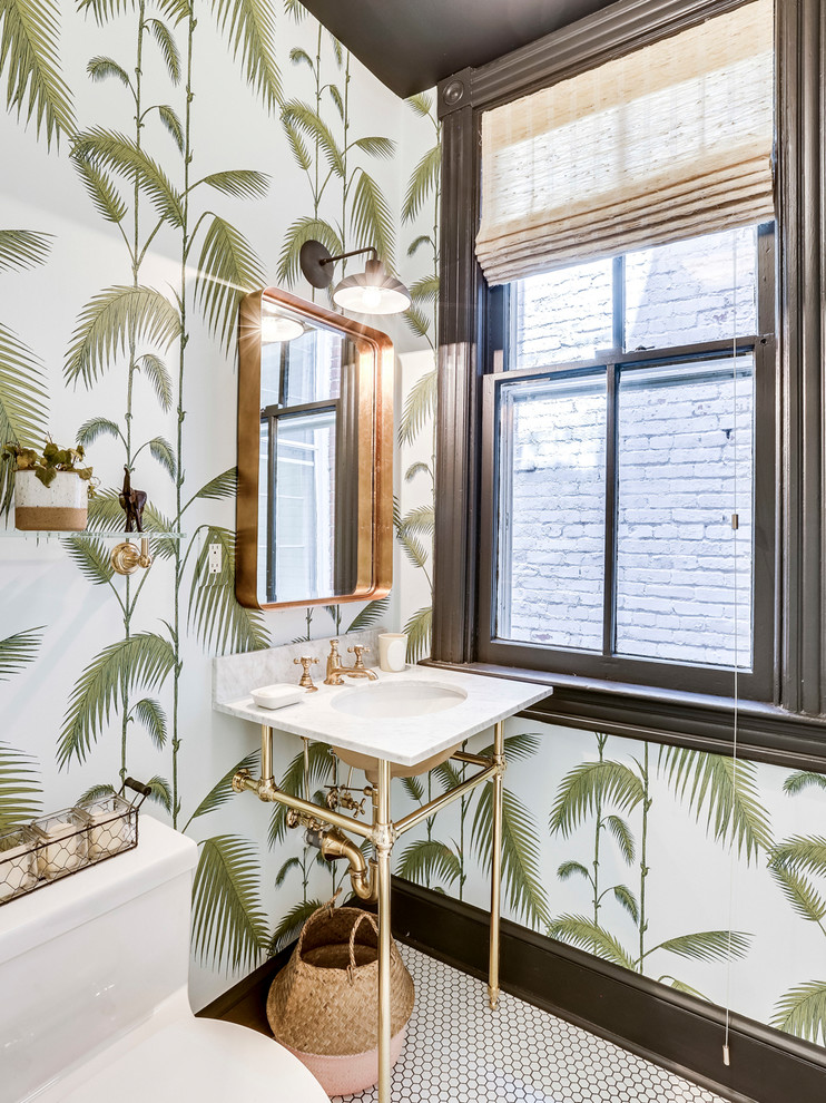 ワシントンD.C.にあるトロピカルスタイルのおしゃれなトイレ・洗面所 (一体型トイレ	、マルチカラーの壁、モザイクタイル、コンソール型シンク、白い床) の写真