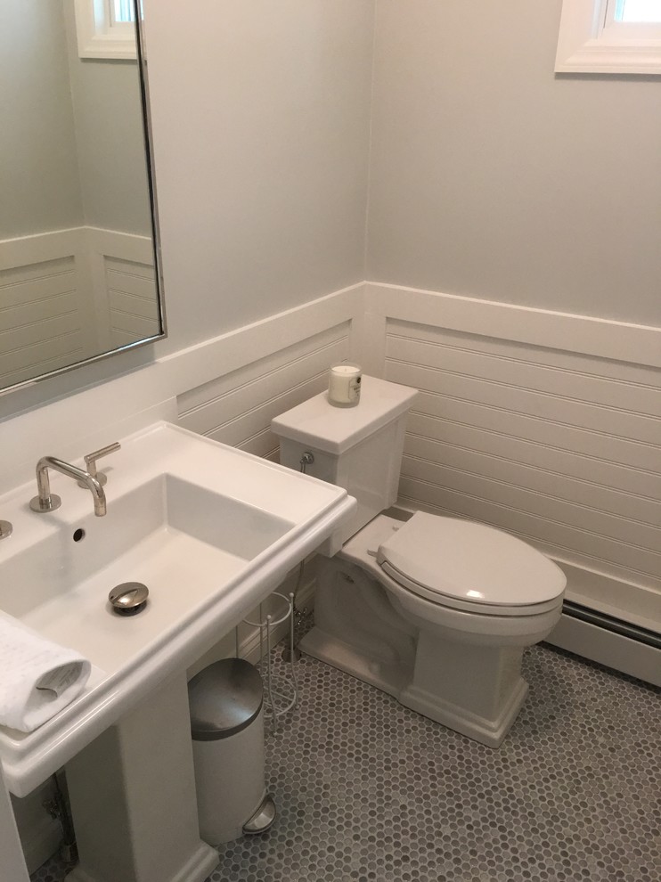 Esempio di un bagno di servizio classico di medie dimensioni con WC a due pezzi, pareti grigie, pavimento con piastrelle a mosaico, lavabo a colonna e pavimento grigio