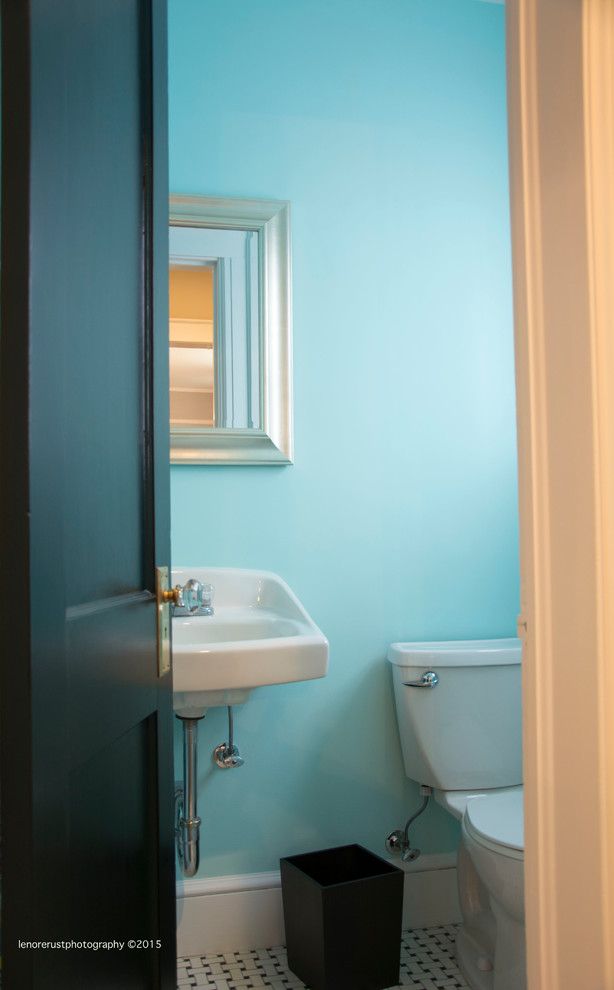 Klassische Gästetoilette mit farbigen Fliesen und blauer Wandfarbe in New York