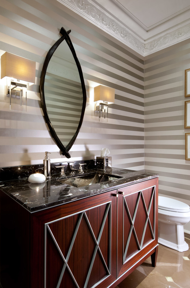 Exempel på ett klassiskt toalett, med möbel-liknande, skåp i mellenmörkt trä, flerfärgade väggar, ett undermonterad handfat och beiget golv