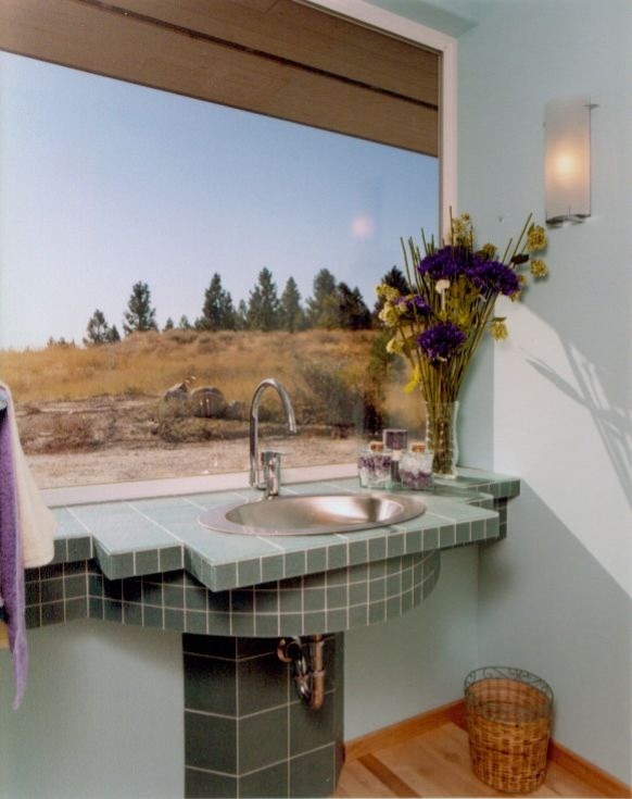 Идея дизайна: туалет среднего размера в классическом стиле с зеленой плиткой, керамической плиткой, синими стенами, светлым паркетным полом, накладной раковиной, столешницей из плитки и зеленой столешницей