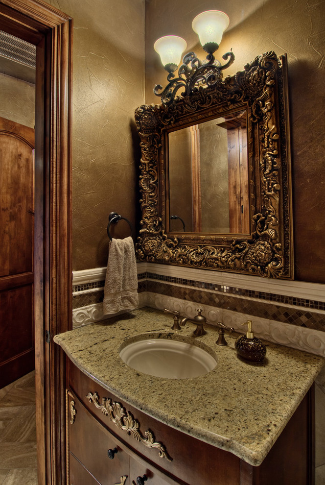 Ispirazione per un bagno di servizio tradizionale con lavabo sottopiano, ante in legno bruno e piastrelle a mosaico