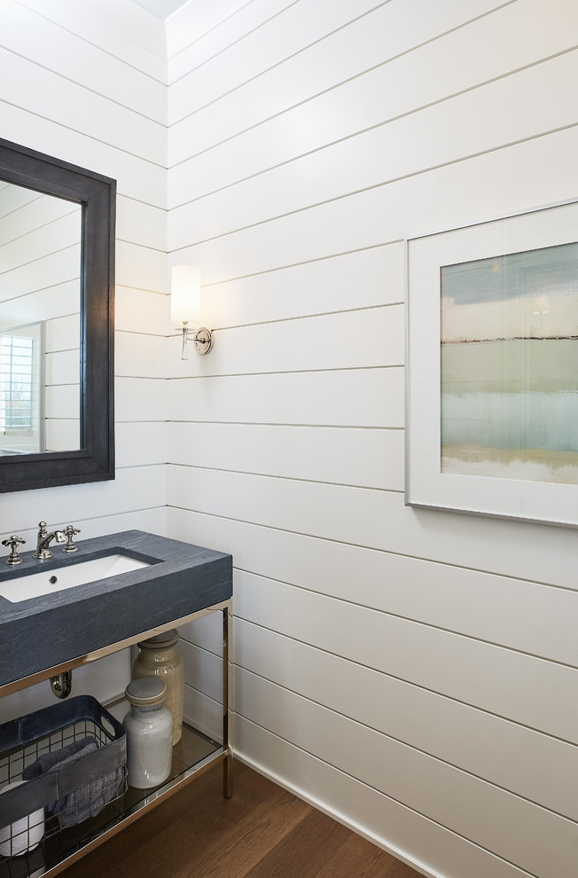 Ejemplo de aseo campestre con paredes blancas, suelo de madera en tonos medios, lavabo bajoencimera, encimera de cuarzo compacto y suelo marrón