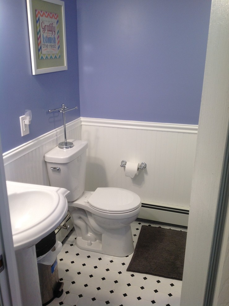 フィラデルフィアにある小さなトラディショナルスタイルのおしゃれなトイレ・洗面所 (分離型トイレ、紫の壁、ペデスタルシンク、白い床) の写真