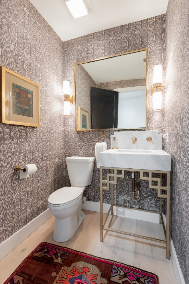 На фото: туалет среднего размера в стиле неоклассика (современная классика) с раздельным унитазом, разноцветными стенами, полом из керамогранита, консольной раковиной, бежевым полом и обоями на стенах с