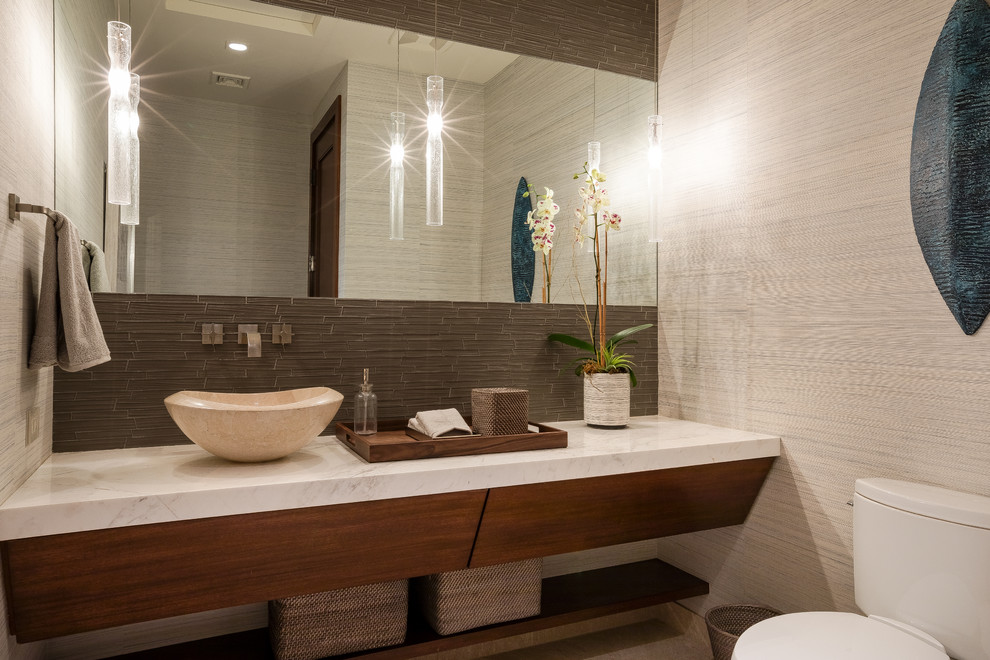 Inspiration pour un WC et toilettes marin en bois brun avec un sol en carrelage de porcelaine, une vasque et un plan de toilette en marbre.