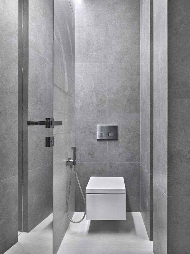 На фото: маленький туалет в современном стиле с серой плиткой, цементной плиткой, серыми стенами, полом из керамической плитки и инсталляцией для на участке и в саду