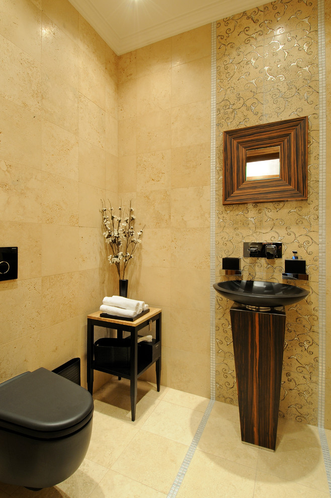 Moderne Gästetoilette mit Wandtoilette, gelben Fliesen, gelber Wandfarbe und Sockelwaschbecken in Moskau