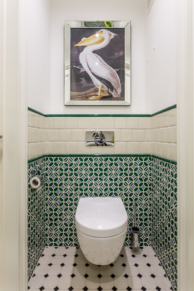 Foto på ett litet vintage toalett, med en vägghängd toalettstol, grön kakel, beige kakel, keramikplattor, klinkergolv i keramik, flerfärgade väggar och flerfärgat golv