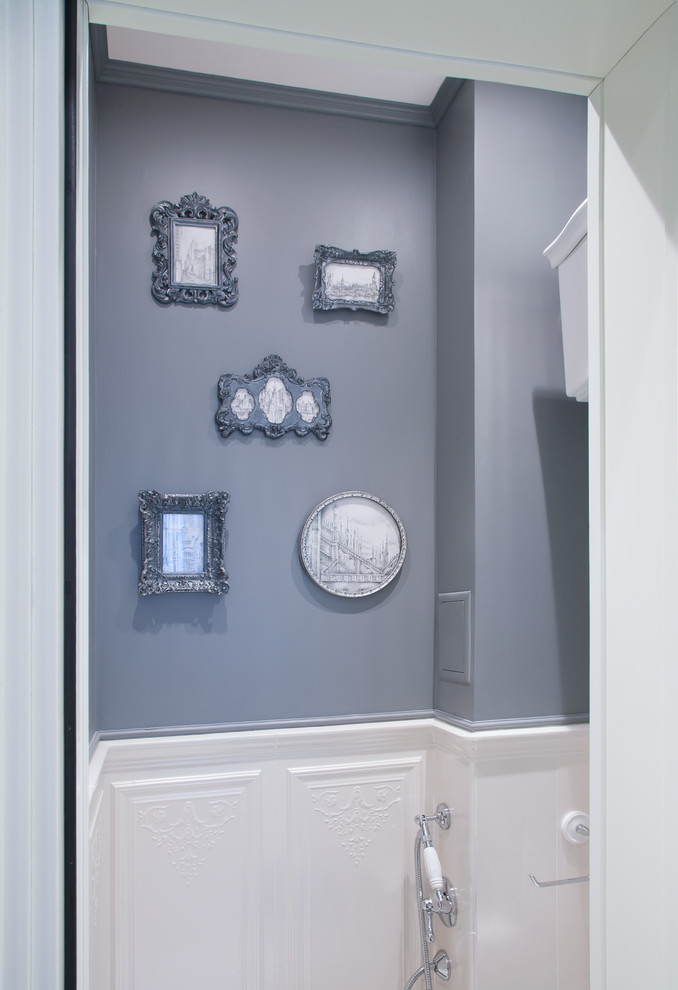 Пример оригинального дизайна: туалет среднего размера в классическом стиле с серыми стенами