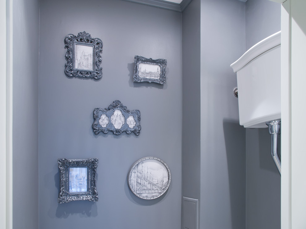 Cette image montre un WC et toilettes traditionnel de taille moyenne avec un mur gris.