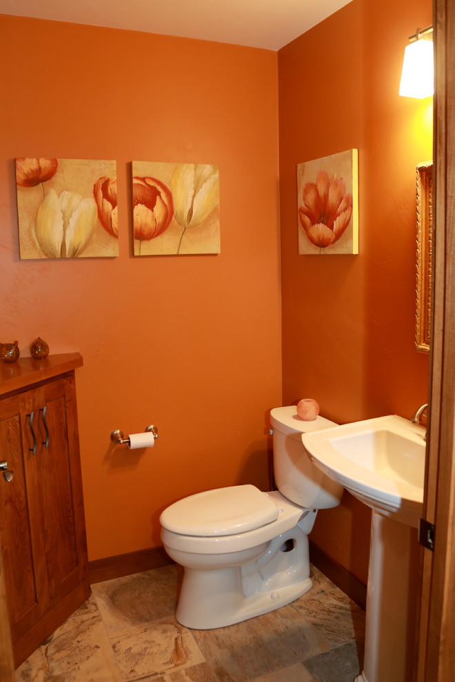 Immagine di un bagno di servizio american style con ante in stile shaker, ante in legno scuro e lavabo a colonna