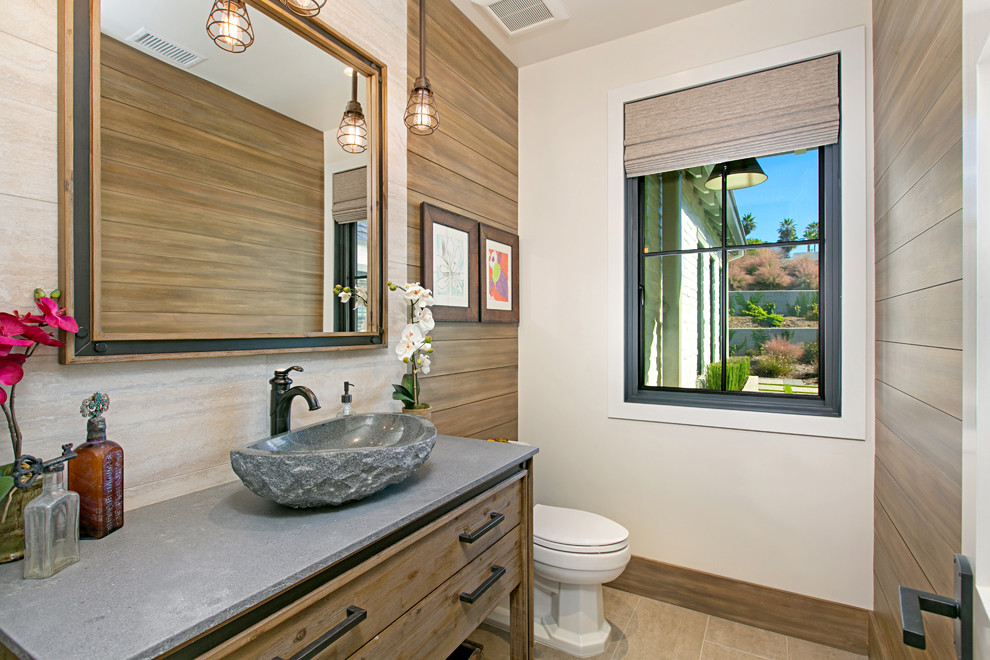 サンディエゴにあるカントリー風のおしゃれなトイレ・洗面所 (ベージュの壁、ベッセル式洗面器、ベージュの床) の写真