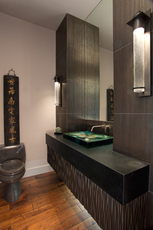 Foto de aseo asiático pequeño con lavabo sobreencimera, puertas de armario grises, encimera de granito, paredes beige y suelo de madera en tonos medios
