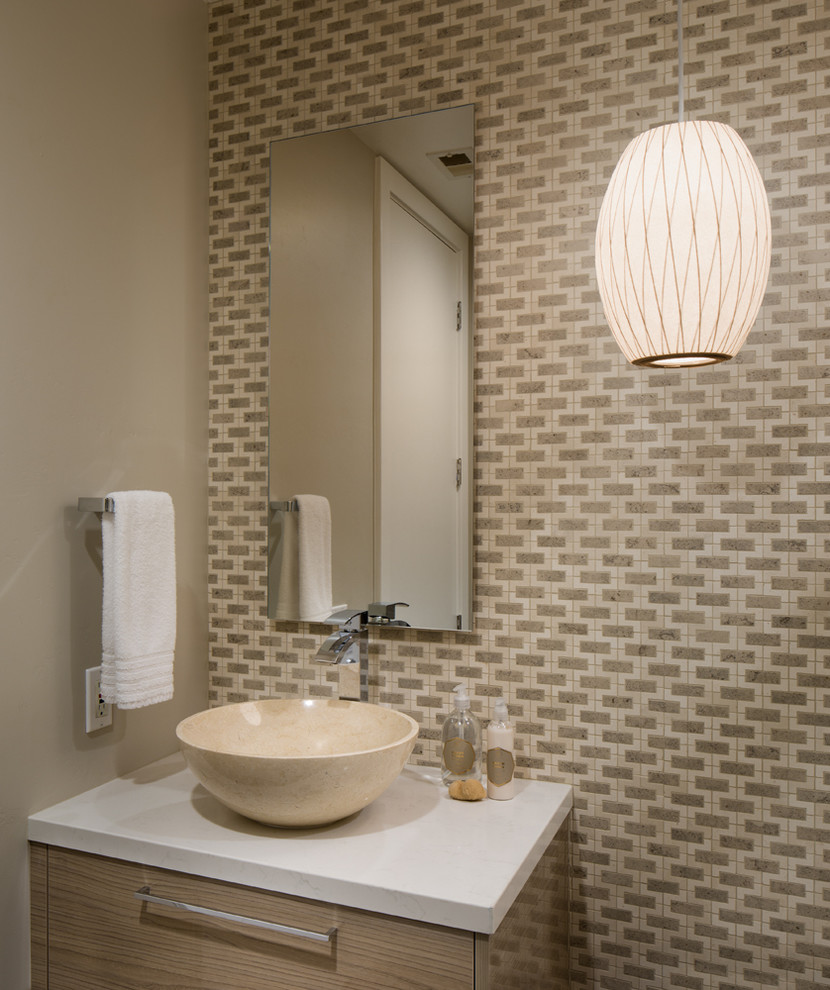 Aménagement d'un petit WC et toilettes contemporain en bois clair avec une vasque, un placard à porte plane, un plan de toilette en quartz modifié, WC à poser, un carrelage beige, mosaïque, un mur beige et un sol en bois brun.