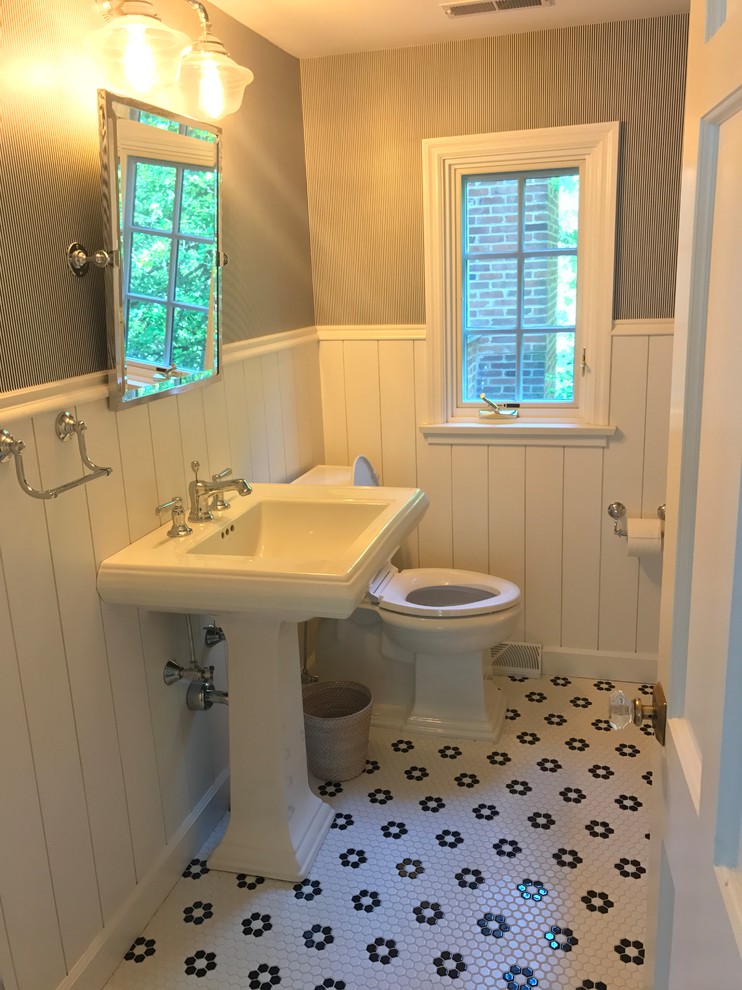 Exemple d'un WC et toilettes chic de taille moyenne avec WC séparés, un sol en carrelage de céramique, un lavabo de ferme et un sol multicolore.