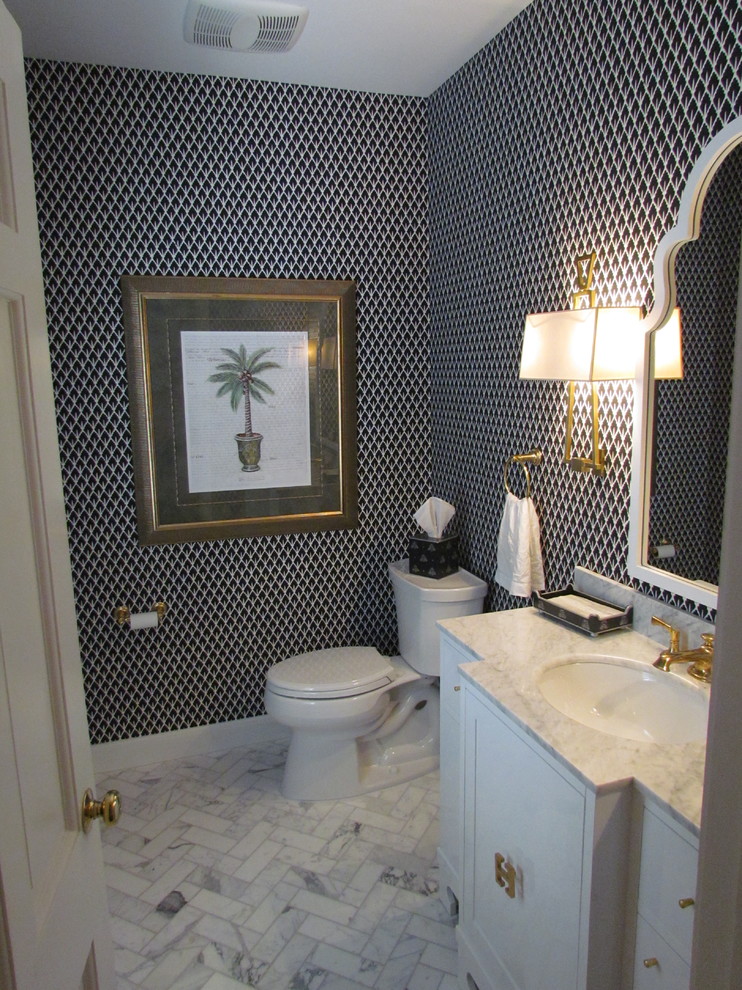 Foto di un bagno di servizio classico di medie dimensioni con ante a filo, ante bianche, WC a due pezzi, pavimento in marmo, lavabo sottopiano, top in quarzite, pavimento bianco e top bianco