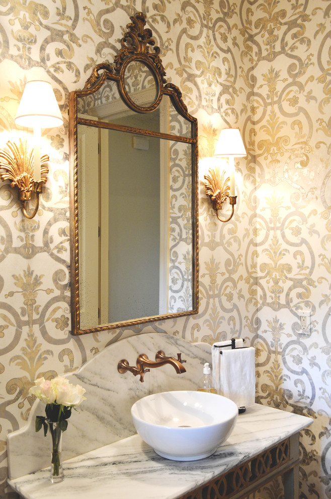 Ispirazione per un bagno di servizio contemporaneo di medie dimensioni con pareti multicolore, lavabo a bacinella e top in marmo