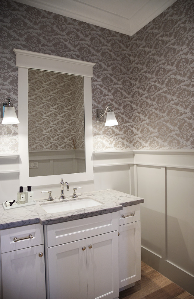 Inspiration för ett vintage grå grått toalett, med skåp i shakerstil, vita skåp, flerfärgade väggar, mellanmörkt trägolv, ett undermonterad handfat, marmorbänkskiva och brunt golv