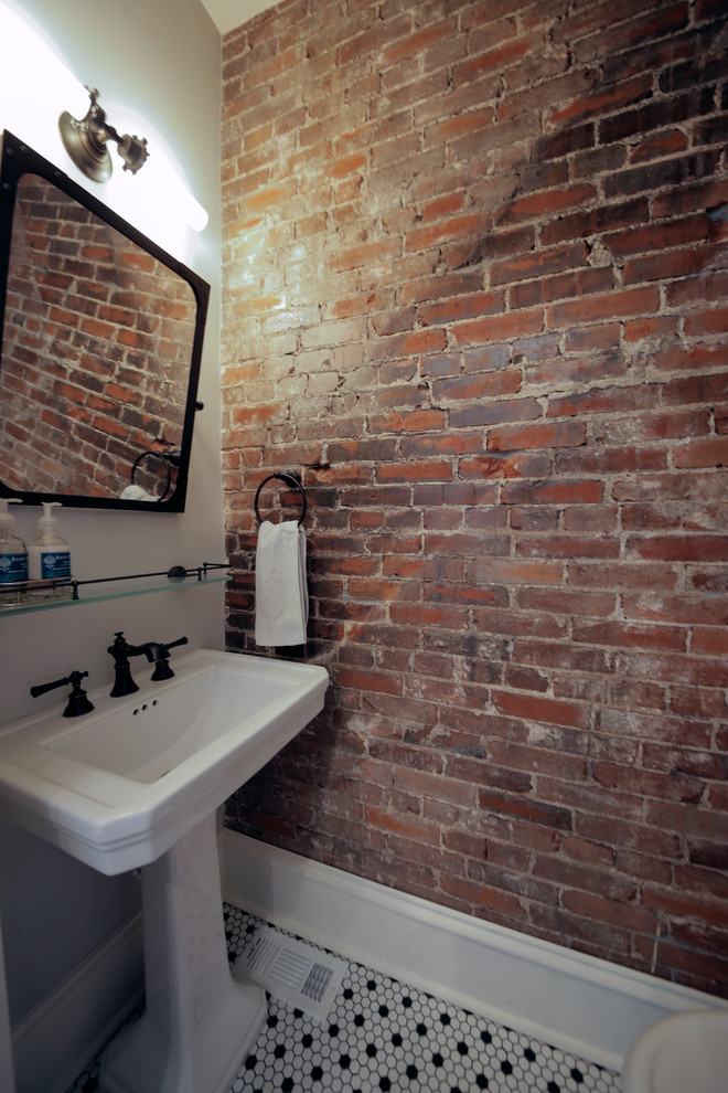 Idee per un piccolo bagno di servizio boho chic con WC monopezzo, pistrelle in bianco e nero, pareti marroni e lavabo a colonna