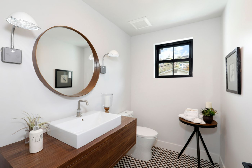 Moderne Gästetoilette mit hellbraunen Holzschränken, weißen Fliesen, weißer Wandfarbe, Marmorboden, Einbauwaschbecken und Waschtisch aus Holz in Orange County