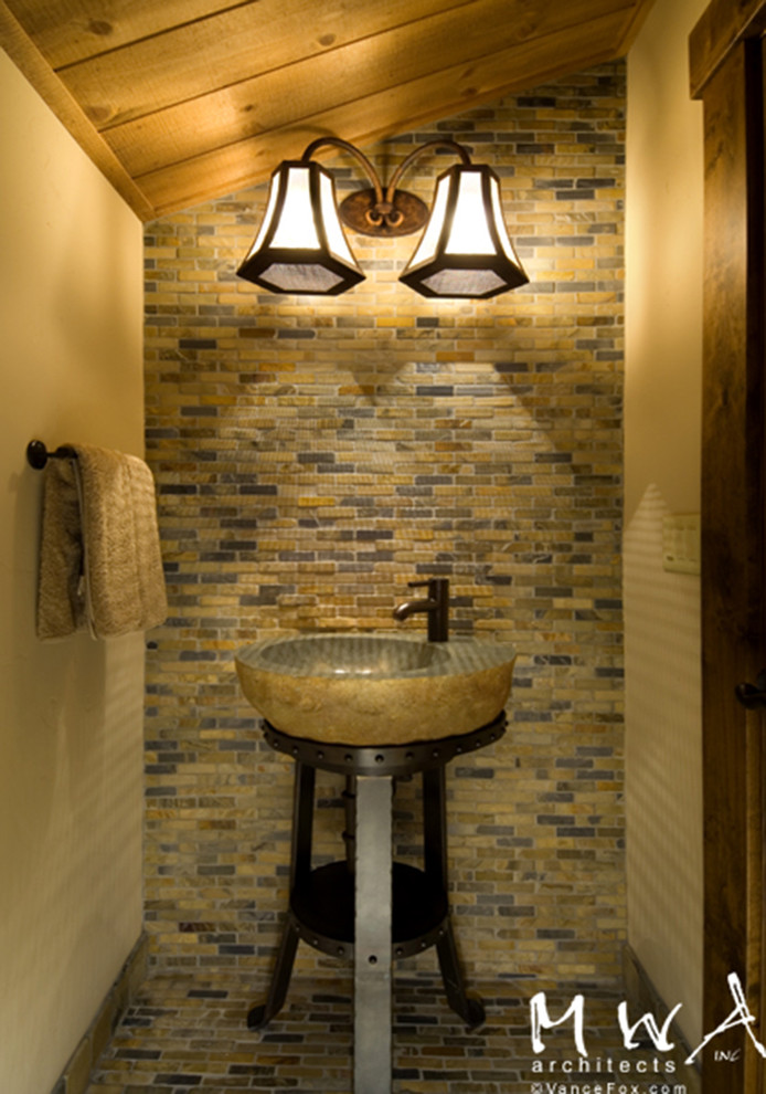 Bild på ett litet amerikanskt toalett, med ett piedestal handfat, möbel-liknande, flerfärgad kakel, beige väggar, stenkakel och flerfärgat golv