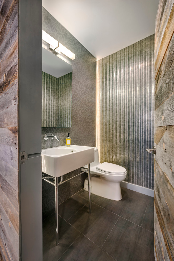 ニューヨークにある高級な中くらいなコンテンポラリースタイルのおしゃれなトイレ・洗面所 (コンソール型シンク、一体型トイレ	、グレーのタイル、グレーの壁、メタルタイル、濃色無垢フローリング、茶色い床) の写真