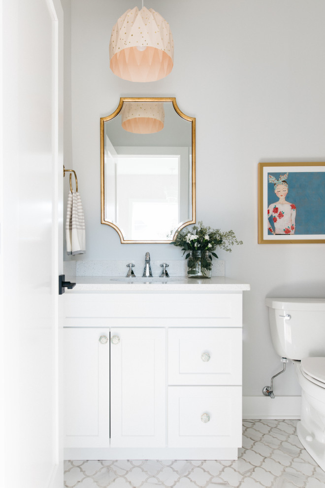 Foto di un bagno di servizio country con ante in stile shaker, ante bianche, pareti grigie, pavimento in marmo, lavabo sottopiano, pavimento bianco e top bianco