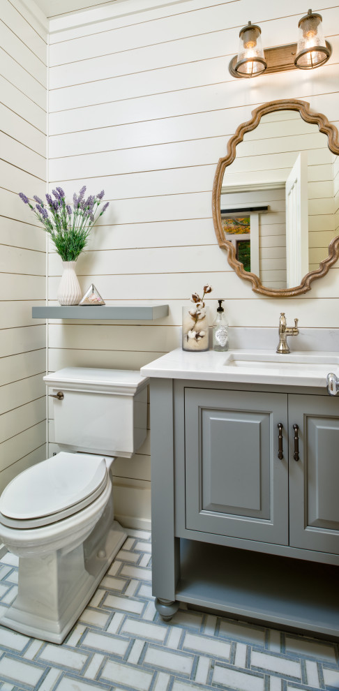 Bild på ett stort maritimt flerfärgad flerfärgat toalett, med möbel-liknande, vit kakel, tunnelbanekakel, vita väggar, klinkergolv i porslin, ett undermonterad handfat, granitbänkskiva och flerfärgat golv