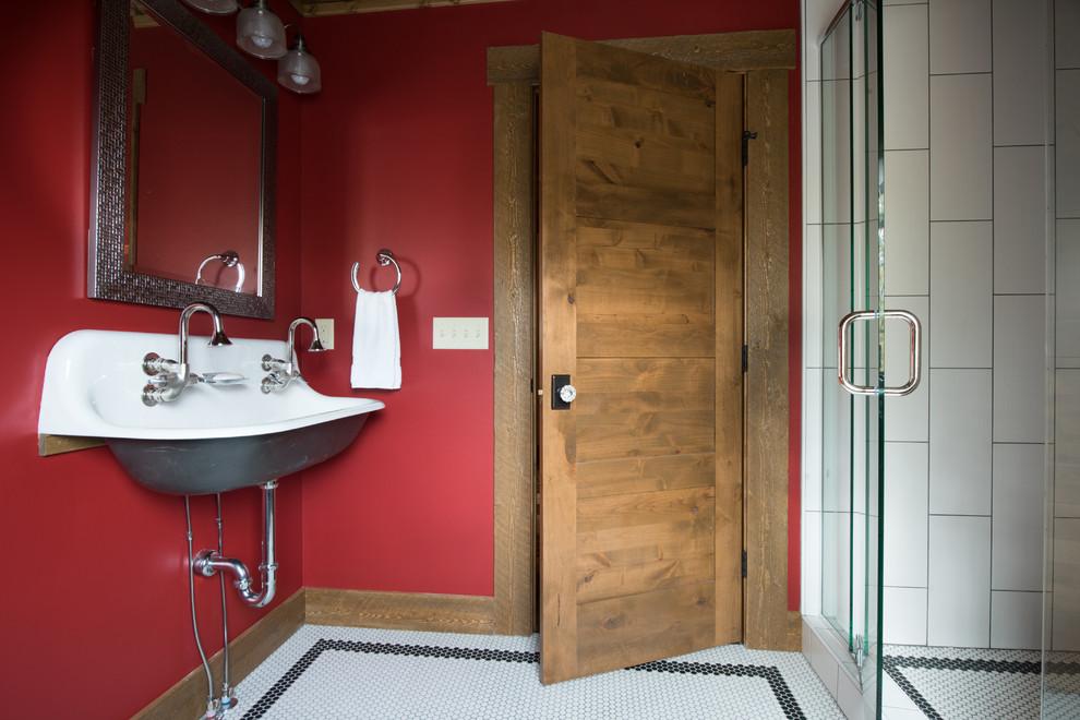 Esempio di un bagno di servizio rustico di medie dimensioni con lavabo sospeso, ante lisce, ante in legno scuro, WC monopezzo e pareti rosse