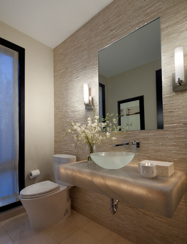 Foto di un bagno di servizio design con lavabo a bacinella e top grigio
