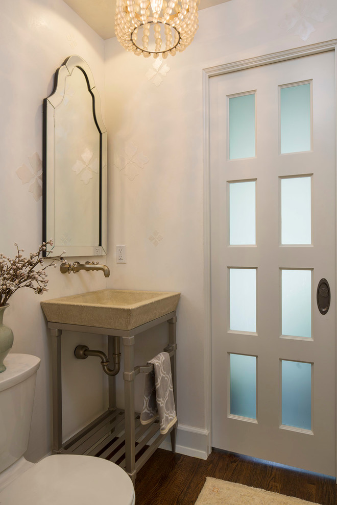 Стильный дизайн: туалет в классическом стиле с настольной раковиной, белыми стенами и темным паркетным полом - последний тренд