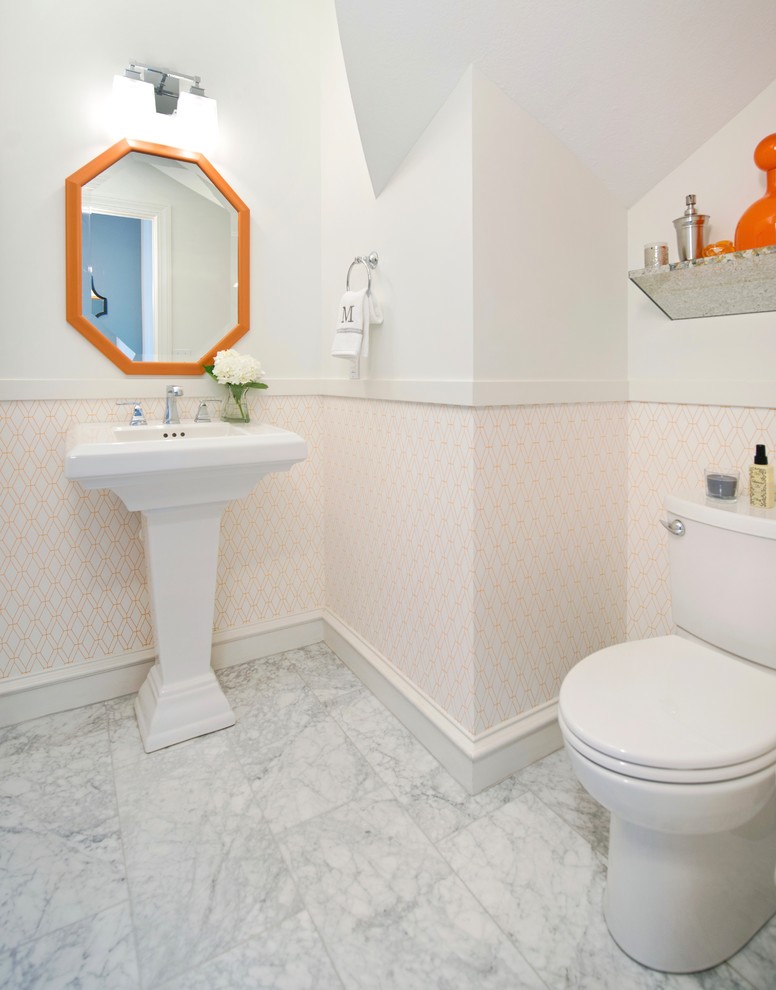 Cette photo montre un WC et toilettes chic de taille moyenne avec un placard sans porte, WC à poser, un mur blanc, un sol en marbre, un lavabo de ferme et un sol blanc.