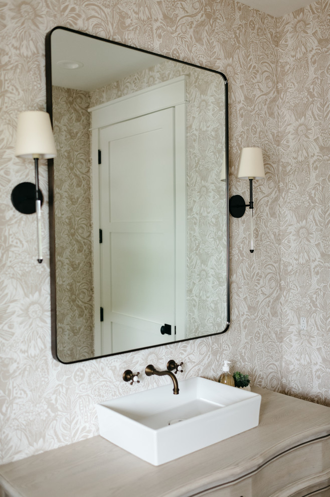 Exempel på ett mellanstort lantligt beige beige toalett, med möbel-liknande, beige skåp, flerfärgade väggar, ett fristående handfat och träbänkskiva