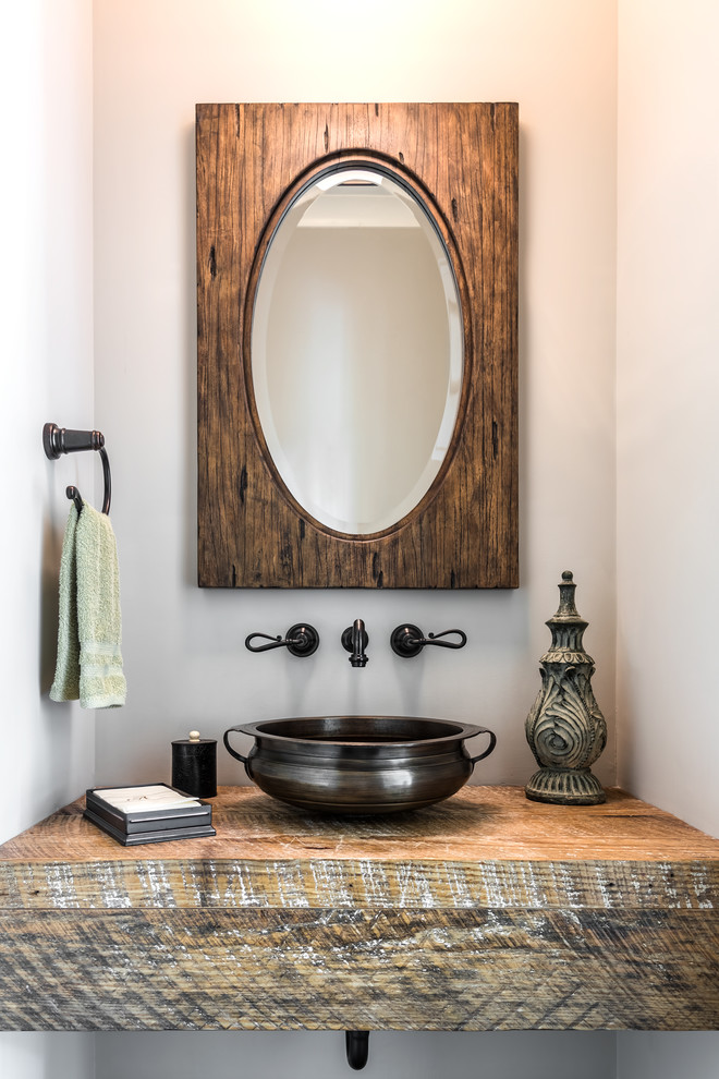 Kleine Maritime Gästetoilette mit weißer Wandfarbe, Aufsatzwaschbecken und Waschtisch aus Holz in Sonstige