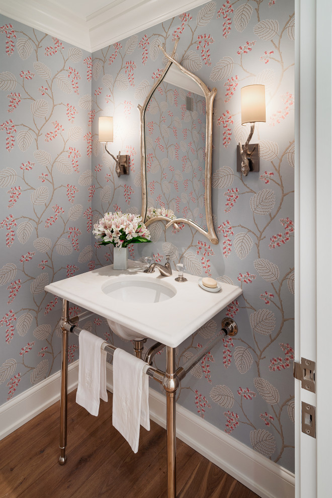 Inspiration pour un WC et toilettes traditionnel avec un mur gris, parquet foncé, un lavabo encastré, un sol marron, un plan de toilette blanc et du papier peint.