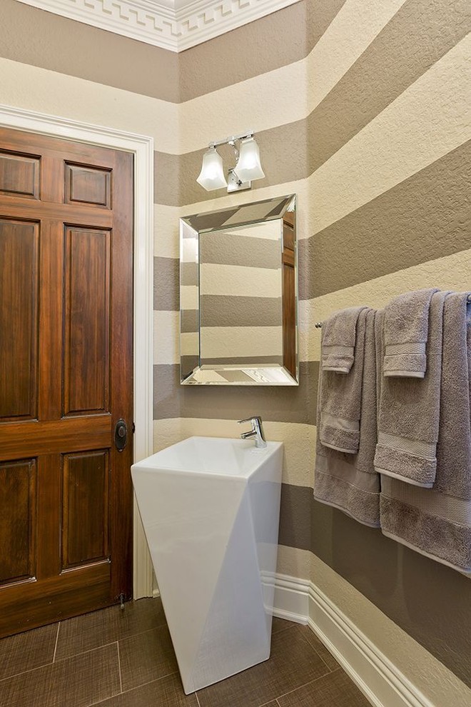 オーランドにある高級な小さなトランジショナルスタイルのおしゃれなトイレ・洗面所 (ペデスタルシンク、グレーの壁、セラミックタイルの床) の写真