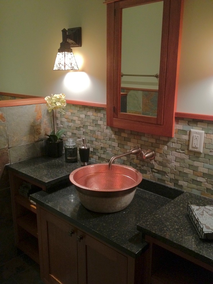 Cette image montre un grand WC et toilettes bohème avec un carrelage multicolore et un plan de toilette en granite.