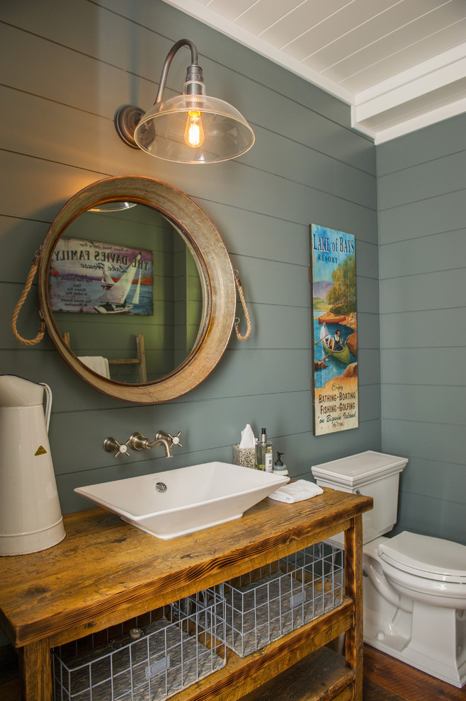 Inspiration pour un WC et toilettes marin en bois brun de taille moyenne avec un placard sans porte, WC séparés, un sol en bois brun, une vasque, un plan de toilette en bois, un mur gris et un plan de toilette marron.