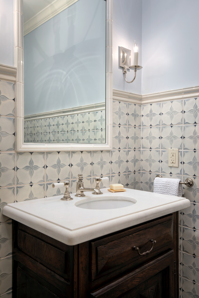 Cette photo montre un petit WC et toilettes tendance en bois brun avec un carrelage multicolore, mosaïque, un mur bleu, un lavabo encastré, un plan de toilette en quartz modifié et un plan de toilette blanc.